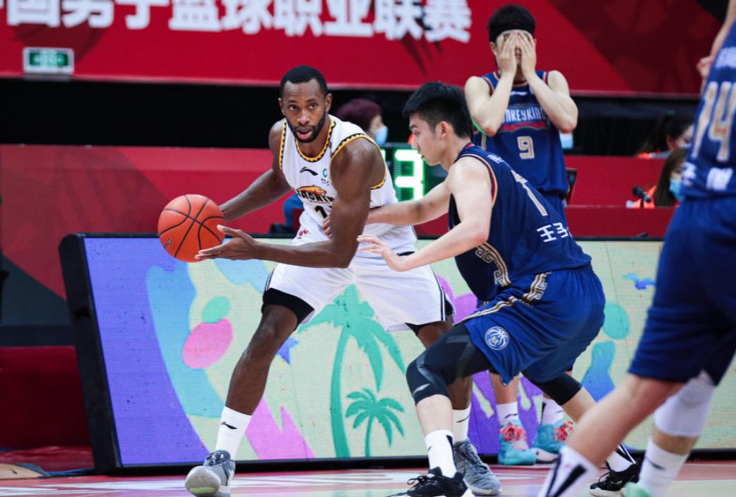 CBA季后赛倒计时；斯图加特冲刺阶段内部沟通；细节引发关注；话题不断；训练强度明显提升的简单介绍-爱游戏